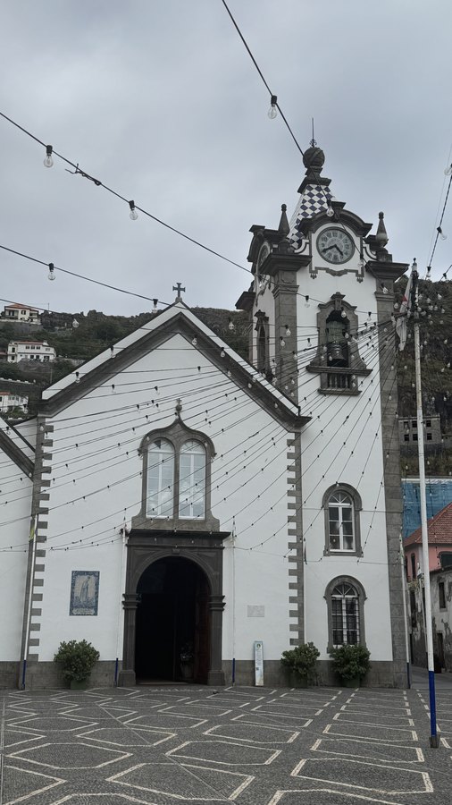 Biała fasada kościoła św. Benedykta w Ribeira Brava z wieżą zegarową