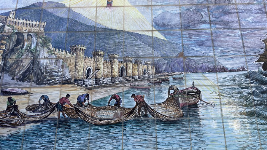 Ceramiczny mural z rybakami i dawnymi fortyfikacjami Maiori