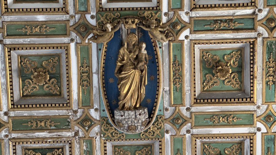 Złocona figura Madonny w kasetonowym stropie kościoła Santa Maria a Mare