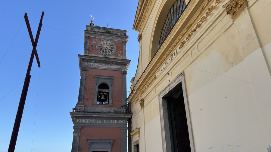 Ceglana dzwonnica i fasada kolegiaty Santa Maria a Mare w Maiori