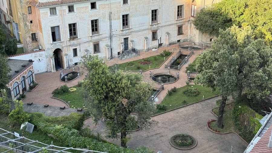 Ogrody pałacu Mezzacapo przy Corso Reginna widziane z góry