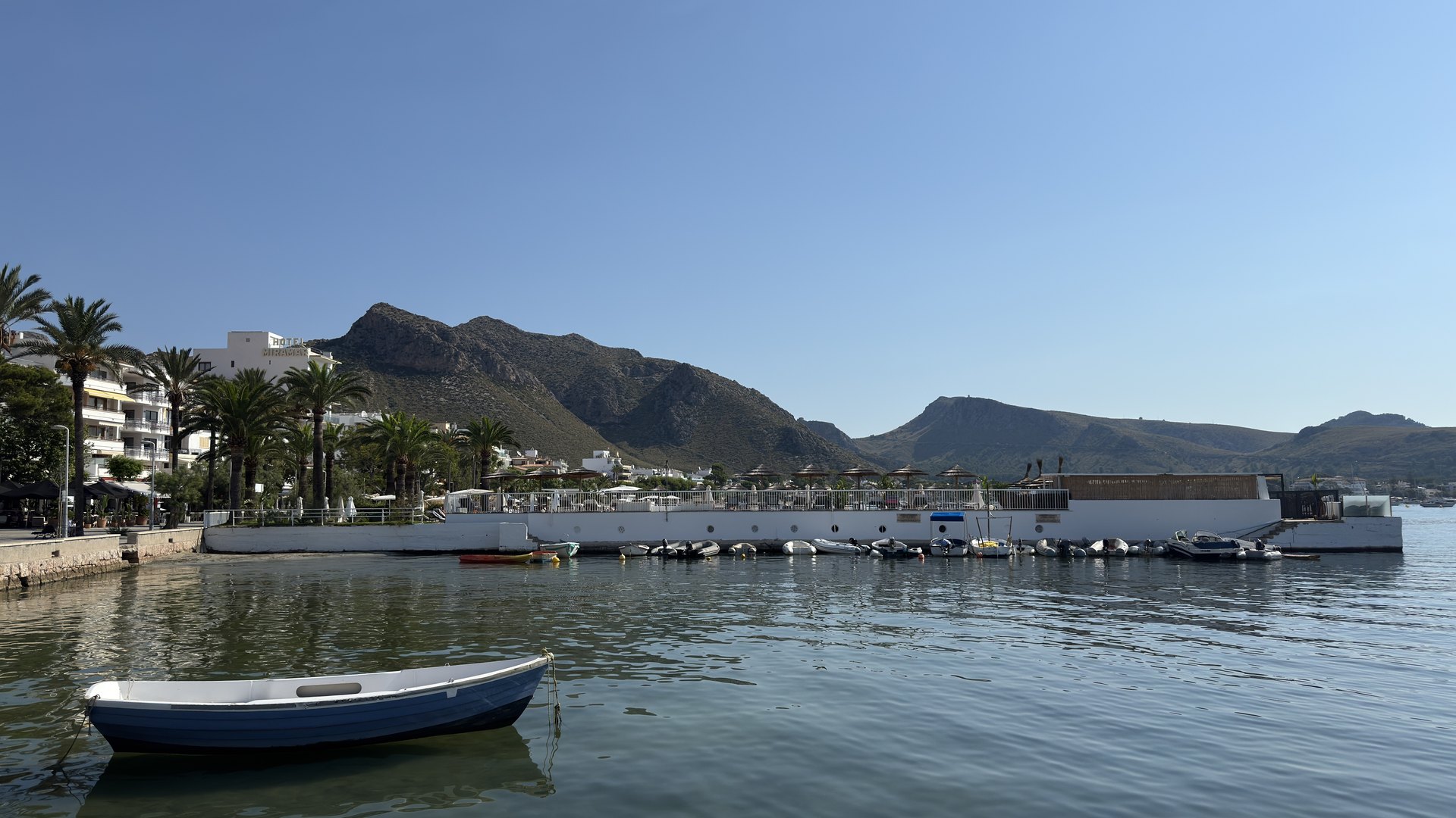 Zatoka Port de Pollença z górami w tle