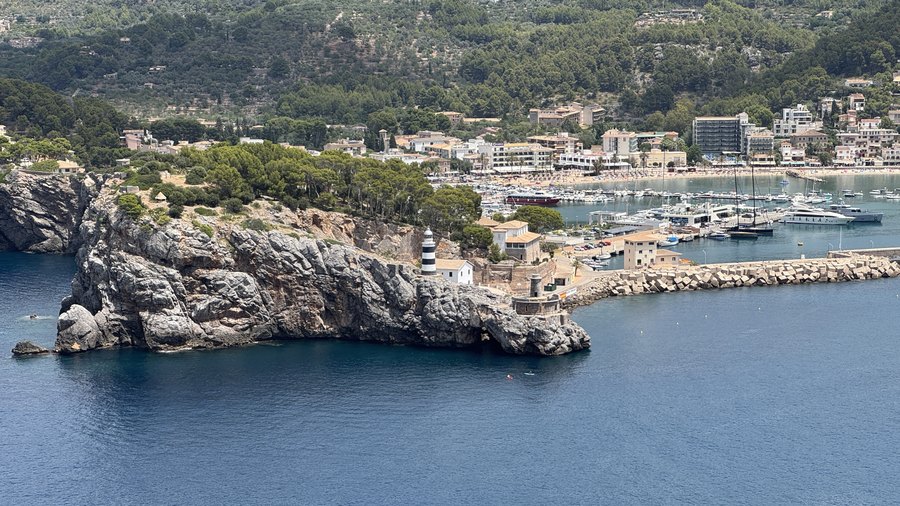 Port de Sóller – co zobaczyć? Zatoka, plaże, latarnia i zabytkowy tramwaj na Majorce