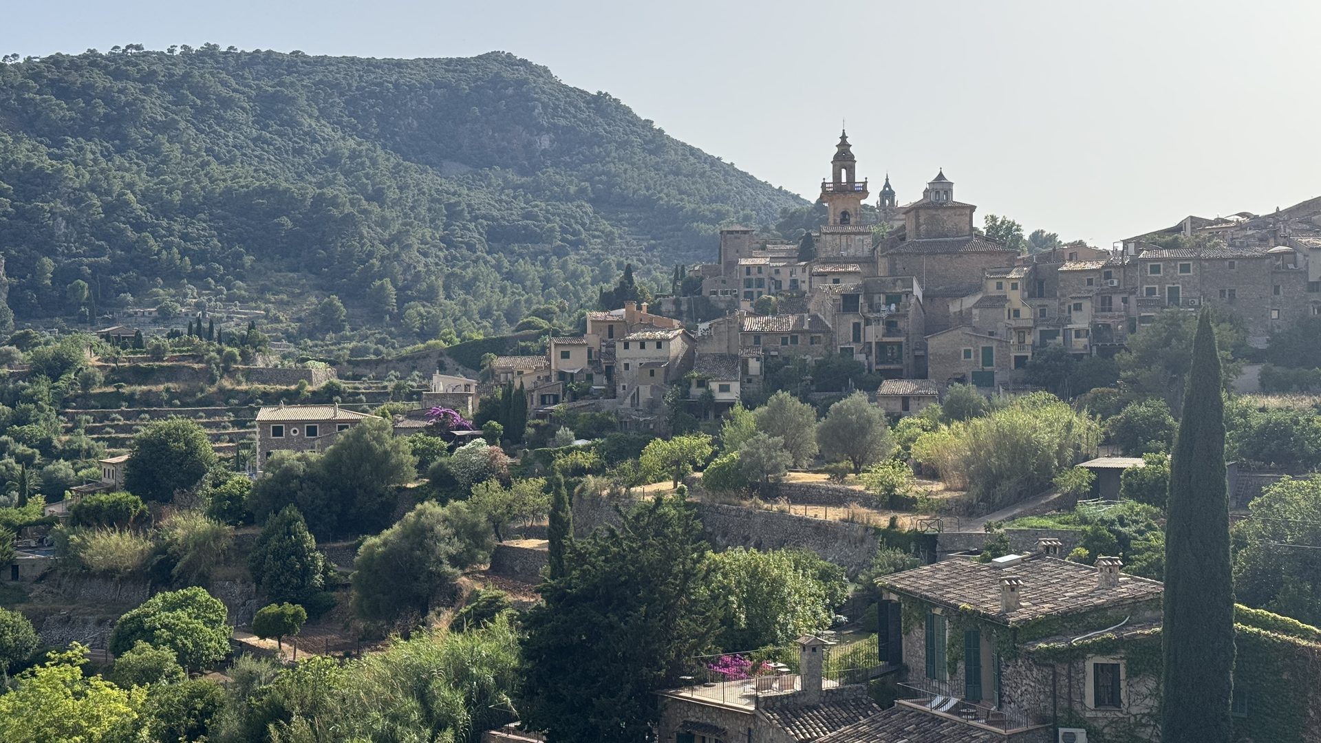 Valldemossa z kartuzją na tle gór Serra de Tramuntana