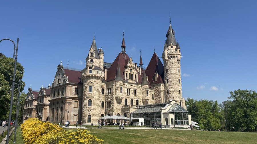 Zamek Moszna – zwiedzanie, historia Tiele-Wincklerów i bajkowe 99 wież