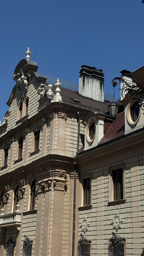 Barokowe szczyty i lukarny w starszej części zamku w Mosznej