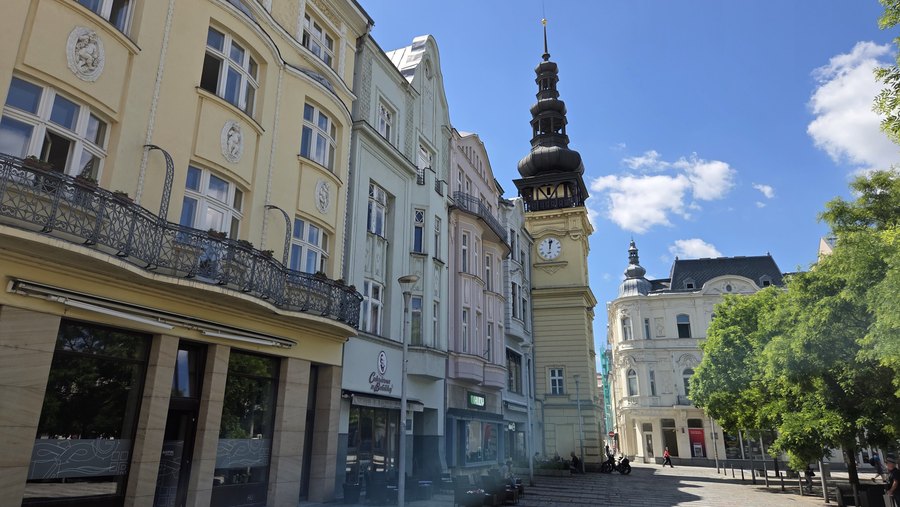 Kamienice przy rynku i wieża Starego Ratusza w Ostrawie
