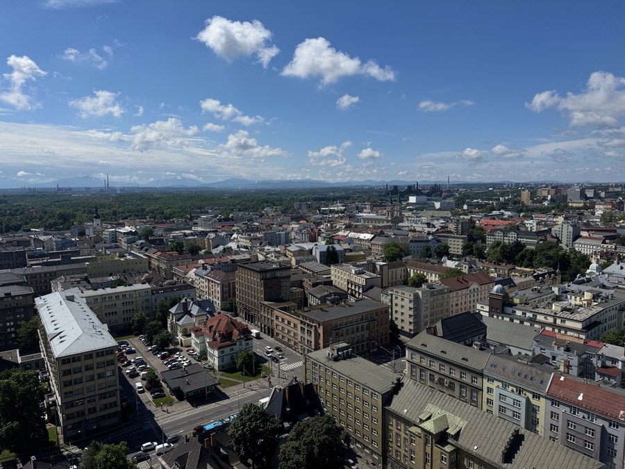 Panorama Ostrawy z wieży Nowego Ratusza z Beskidami na horyzoncie