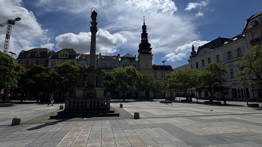 Rynek Masaryka z kolumną maryjną i wieżą Starego Ratusza