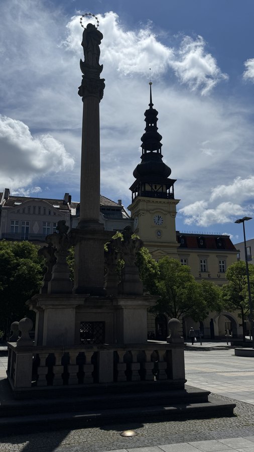 Barokowa kolumna maryjna na tle wieży Starego Ratusza