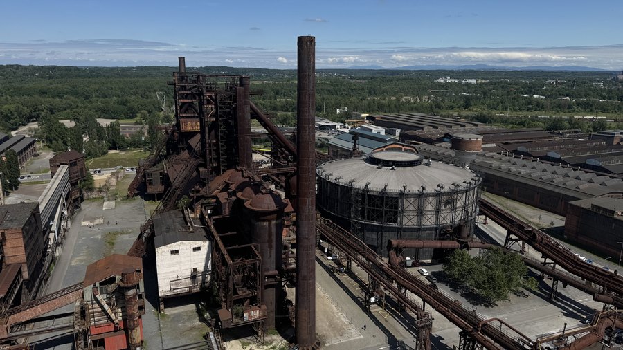 Widok z Bolt Tower na wielki piec i gazometr Gong