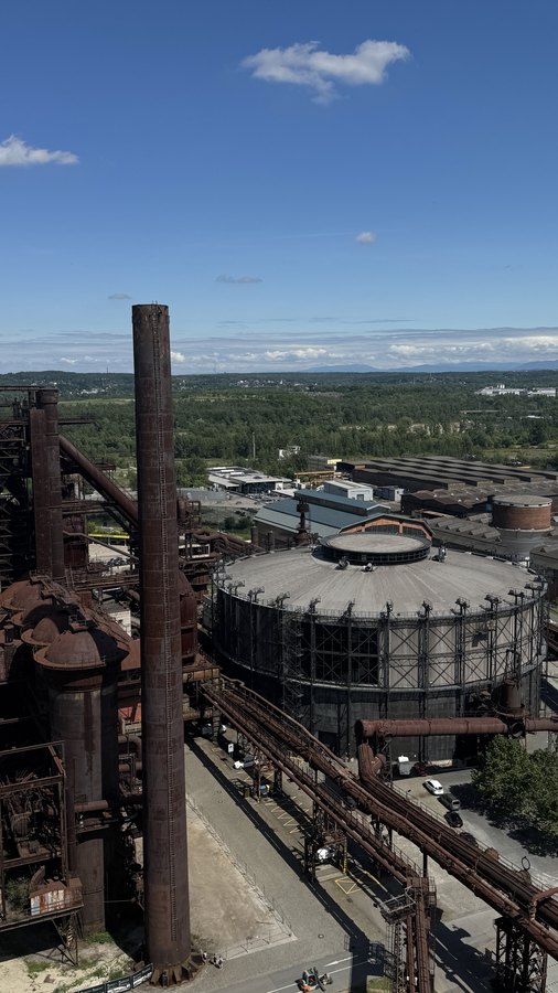 Komin, gazometr i zielone okolice Ostrawy z Bolt Tower