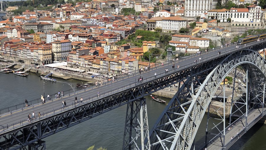 Porto – co zobaczyć? Ribeira, most Dom Luís I, piwnice wina i Livraria Lello