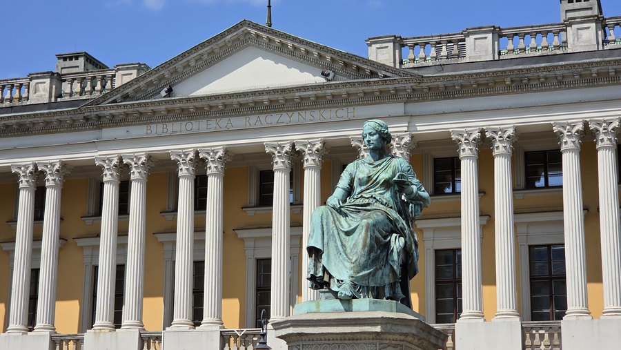 Kolumnada Biblioteki Raczyńskich z pomnikiem Hygei na placu Wolności