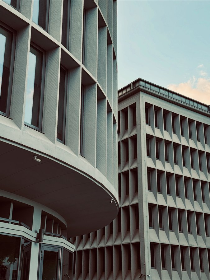Modernistyczna, zaokrąglona elewacja Okrąglaka w Poznaniu