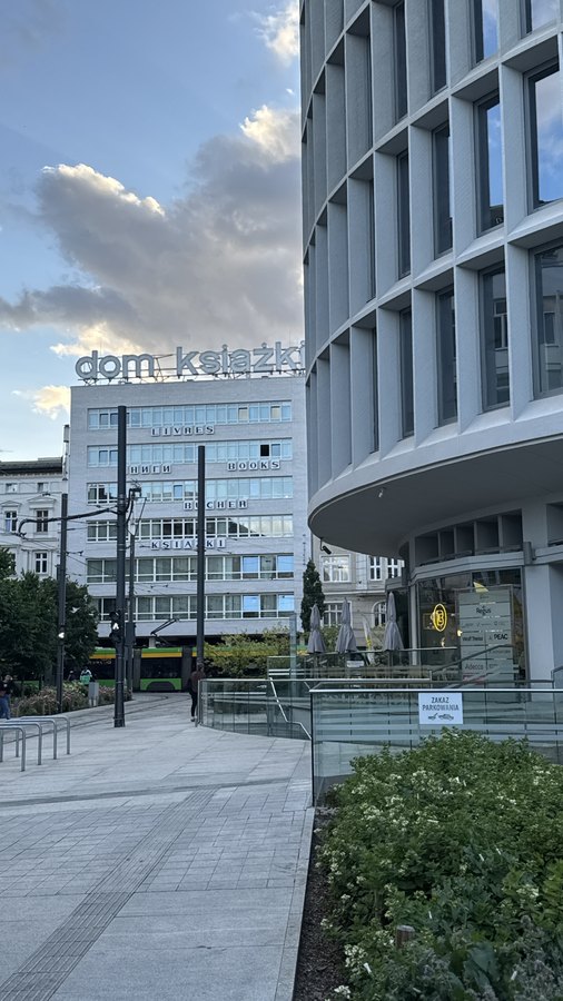 Okrąglak i Dom Książki w centrum Poznania o zachodzie słońca
