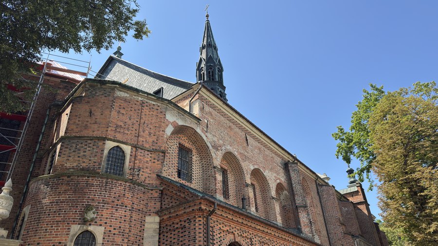 Gotycka bryła bazyliki katedralnej w Sandomierzu ze smukłą sygnaturką