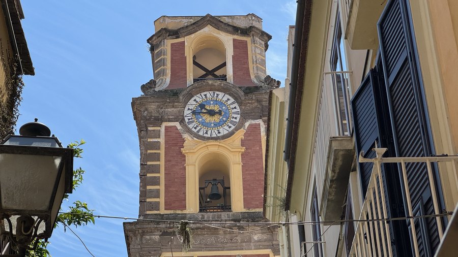 Kolorowa dzwonnica katedry Santi Filippo e Giacomo z zegarem
