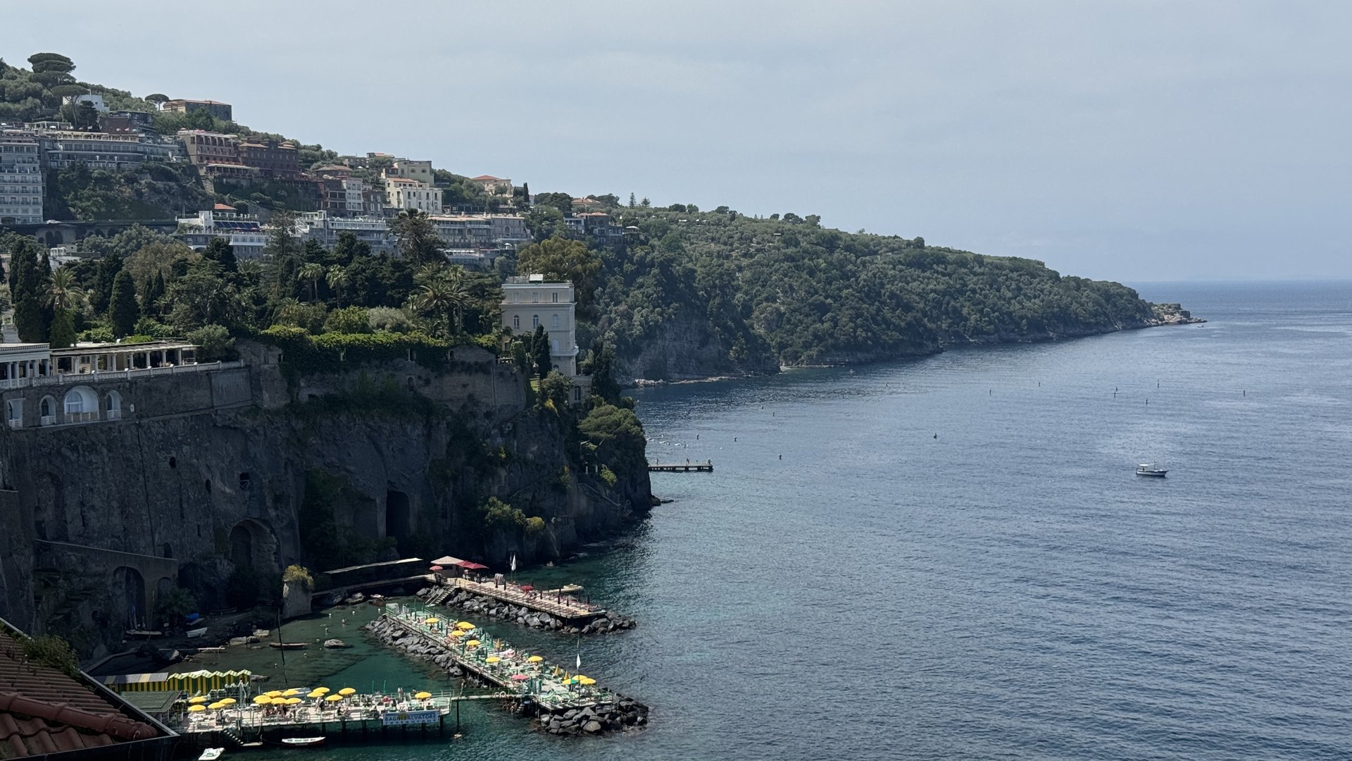 Klifowe wybrzeże Sorrento z kąpieliskami u stóp skał
