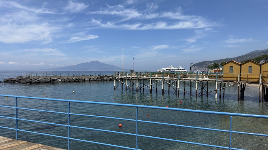 Pomosty kąpieliska i widok na Wezuwiusz w Sorrento