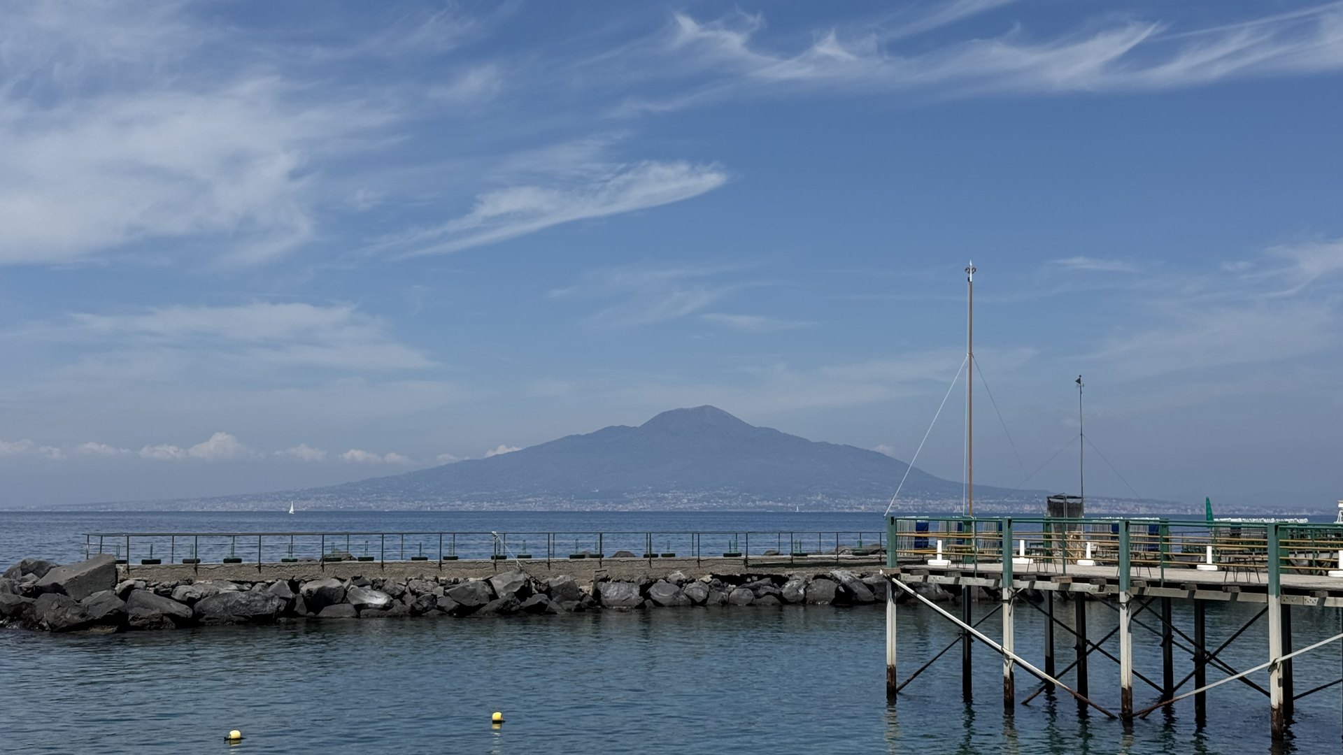 Wezuwiusz nad Zatoką Neapolitańską widziany z pomostu w Sorrento
