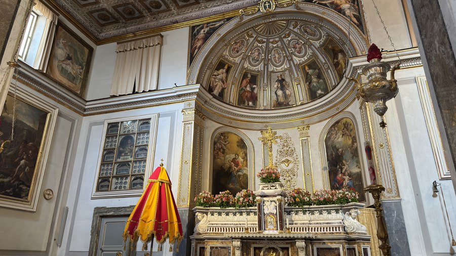 Ołtarz i malowana absyda bazyliki Sant'Antonino z bazylikowym parasolem