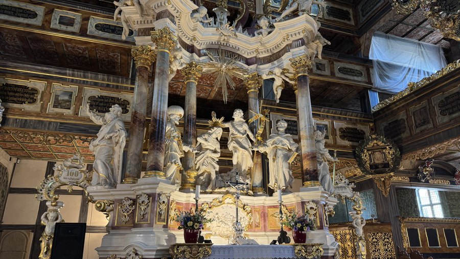 Barokowy ołtarz główny z figurami w Kościele Pokoju w Świdnicy