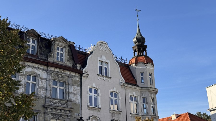 Kamienica z ozdobnym szczytem i wieżyczką z hełmem przy Rynku w Tarnowskich Górach